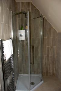 赫斯特蒙苏克雷福林16世纪乡村民宿的浴室里设有玻璃门淋浴