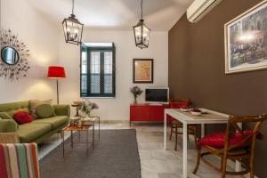 塞维利亚马里斯卡尔公寓酒店的客厅配有沙发和桌子
