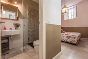 塞维利亚马里斯卡尔公寓酒店的浴室配有卫生间、盥洗盆和淋浴。