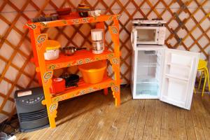 Beaussais sur Mer约尔特斯村豪华帐篷的玩具蒙古包中的橙色架子,配有冰箱