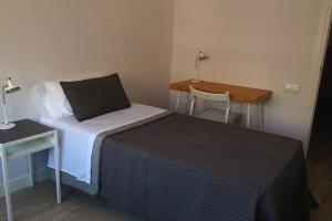 托里代巴拉A3A Baixa Mar的一间小卧室,配有一张床和一张书桌