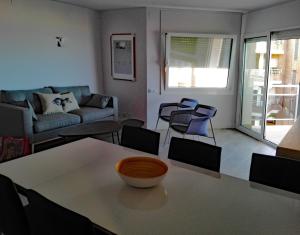 托里代巴拉A3A Baixa Mar的客厅配有桌子和沙发