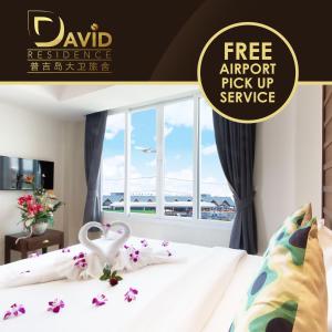 奈扬海滩David Residence的一间酒店客房,床上摆放着鲜花
