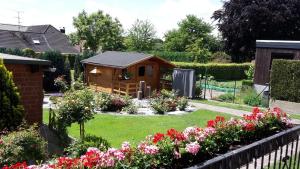 GangeltFerienwohnung van der Zander的花园设有花卉小木屋