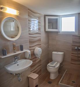 安迪帕罗斯岛安提帕罗斯旅馆的一间带水槽、卫生间和镜子的浴室