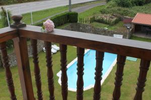 Toñanes拉埃斯特拉坎塔布莱波萨达酒店的享有泳池景致的阳台