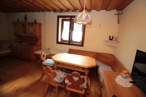 ŠpičnikHoliday Home Winzerhaus Eva的一间带木桌和椅子的用餐室