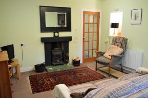 KilmartinTrevenek Cottage的客厅设有壁炉和沙发。