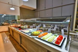 塔瓜汀加塔瓜汀加康福特酒店的包含许多不同水果和蔬菜的自助餐