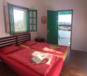 亚伊萨Casa Andrés的配有2张床的客房,设有门窗