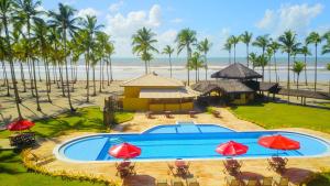 卡纳维埃拉斯Makaira Beach Resort的享有带游泳池的度假村的空中景致