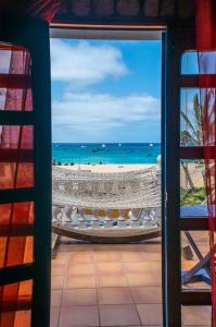 圣玛丽亚Sal Beach Club的带窗户的客房享有海滩美景。