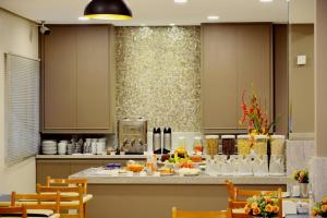 大坎普布鲁马杜酒店的一个带桌椅的柜台的大厨房