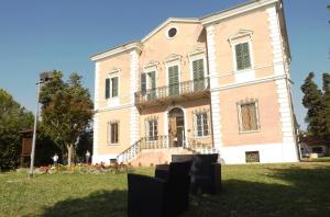 蒙泰马尔恰诺Tenuta Villa Colle Sereno的前面草地上的一个大房子