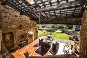 卡马里尼亚斯A Casa da Gandara的享有石屋的外部景致,设有木制天花板