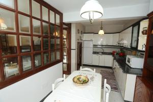 菲尼斯特雷Santa catalina 46的厨房配有桌子和碗