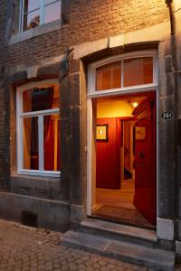 马斯特里赫特Maison Au Cheval Noir的红门砖楼红色的门