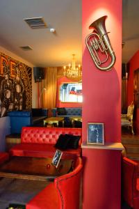 比雷埃夫斯LUX Hotel的一间设有酒吧的餐厅,酒吧内有古柯标志