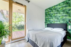 格但斯克Tropical Islands - Apartamenty przy Plaży的一间卧室设有一张床和一个大窗户