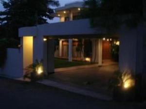 科伦坡Silvikris Villa的夜晚在屋前有灯