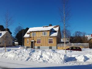 皮耶塔尔萨里FirstHome GuestHouse的一座房子被雪覆盖在院子里