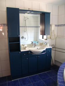 拉恩河畔林堡贝拉西塔维琪亚宾馆的一间带水槽和镜子的浴室