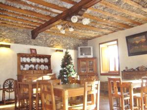 普拉吉拉托帕瑟特阿尔伯格酒店的用餐室配有圣诞树和桌椅