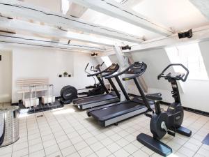 菲林根-施文宁根多尔美罗菲林根施文宁根酒店的一间健身房,里面设有跑步机和椭圆机