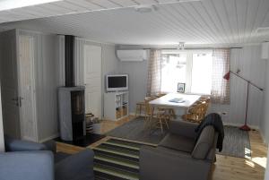 SkauloLakeside House in Lapland的客厅配有沙发和桌子