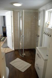 SkauloLakeside House in Lapland的带淋浴、卫生间和盥洗盆的浴室