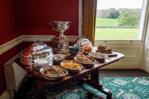 Ballymote府庙乡村别墅的盛满碗和盘子的桌子