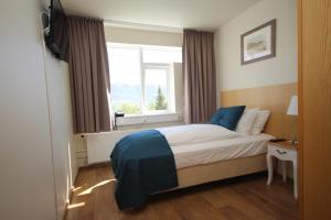 Hotel Kjarnalundur- Aurora Dream - Lodges and Rooms客房内的一张或多张床位