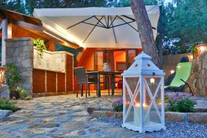 切法卢坎佩吉欧圣菲利波酒店的一个带桌子和遮阳伞的庭院