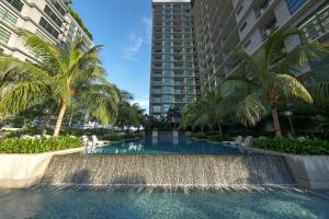 莎阿南莎阿南阿卡贝拉套房酒店的一个带瀑布和棕榈树的游泳池