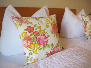 雷特温克尔博格斯图博旅馆的床上的枕头,上面有鲜花