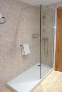贝尼多姆塔尼特酒店的浴室内带玻璃淋浴间