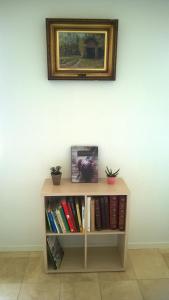 EngesvangMoselundgaard B/B og Hestehotel的书架上书本和墙上的照片