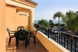 托罗克斯科斯塔欧马尔海滩公寓的阳台配有桌椅,享有海景。