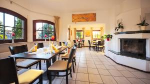 贝利茨Lokal Genial Pension & Restaurant的一间带桌椅和壁炉的餐厅
