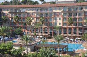 伊斯兰蒂拉伊斯兰蒂拉欧特斯酒店的从游泳池欣赏到度假村的景色