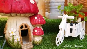高雄22洋房的旁边一辆自行车,一个小型蘑菇屋
