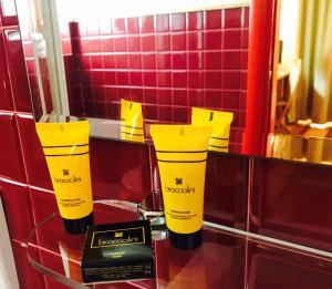 库马约尔Shatush Hotel的浴室的柜台上有两个黄色气味