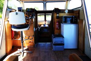 JabelHouse Boat Catamaran的享有货车内部的景致,配有冰箱
