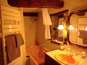 Braux克罗特劳住宿加早餐旅馆的一间带水槽、浴缸和镜子的浴室