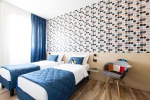 米兰伊索拉公寓式酒店的酒店客房,配有两张床和椅子