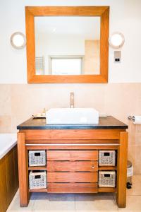 肯斯密尔斯芙蓉杜花园酒店的一间带水槽和镜子的浴室