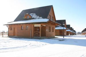 里托斯基挪威克维肯多夫查鲁皮度假屋的屋顶上积雪的大型小木屋