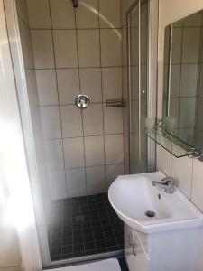 约翰内斯堡安卡公寓的一间带水槽和淋浴的浴室