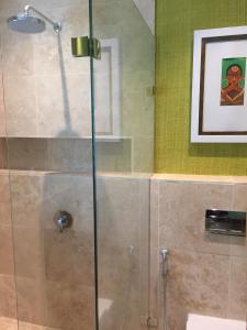 TrafalgarNakai Beach Homestay的浴室里设有玻璃门淋浴
