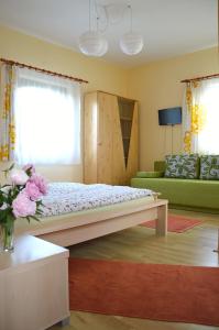 拜赖克菲尔德Florianus Vendeghaz的一间卧室配有一张床和一张绿色沙发